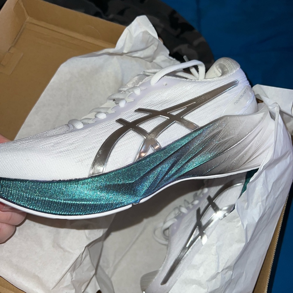 Womens ASICS novablast 3 platinum in size 8.5!!! Never worn!!